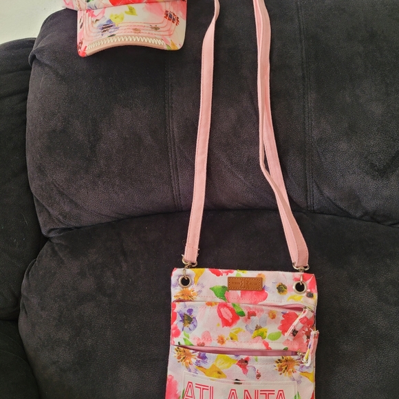 Snapback cap with ATLANTA on it with roses and crossbody bag to match. Pink - Picture 4 of 4